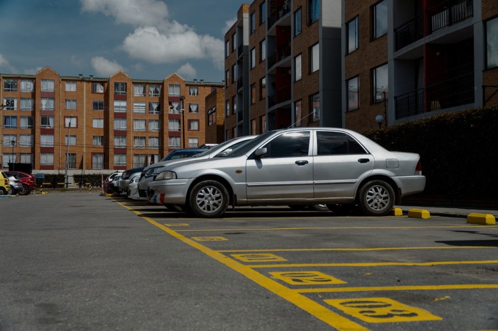 Después: parqueadero con cargador instalado